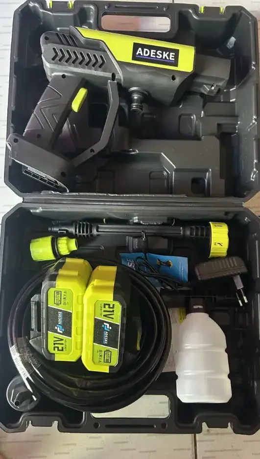 Kit completo da lavadora organizado na maleta: pistola, baterias, mangueira e acessórios